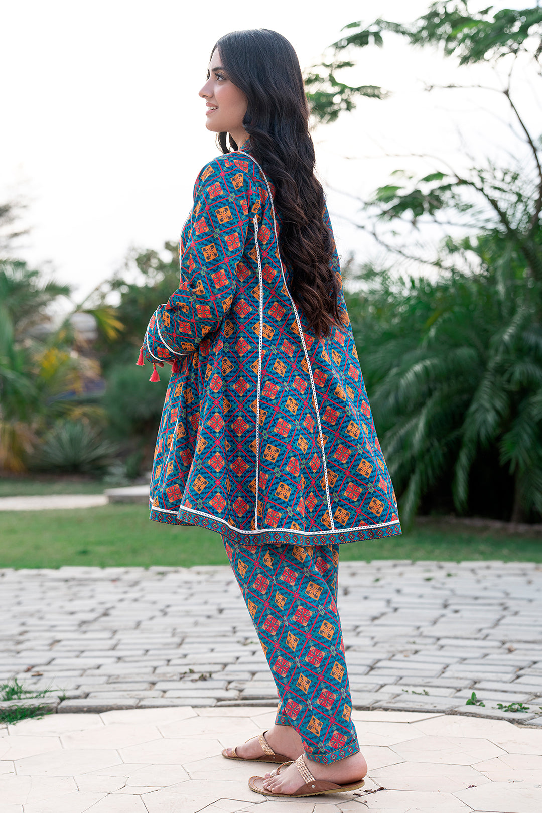 T-ALPARTW-031 Stylish body pannel shirt.Paired with straight shalwer