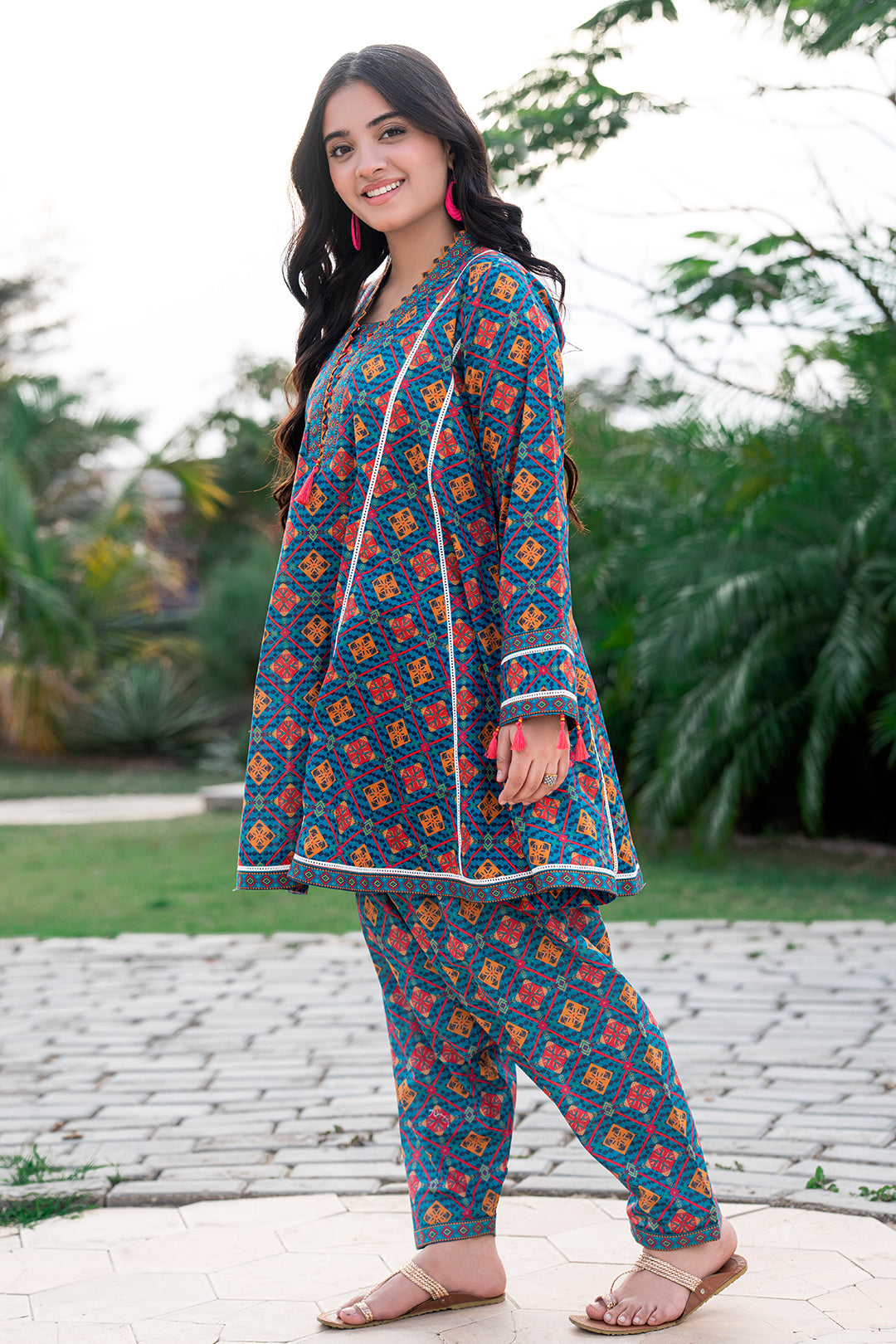 T-ALPARTW-031 Stylish body pannel shirt.Paired with straight shalwer
